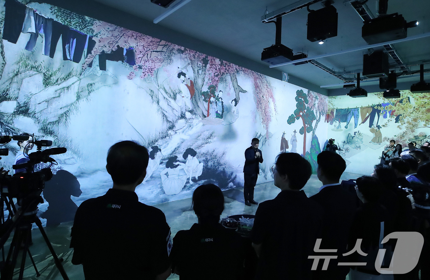 (대구=뉴스1) 공정식 기자 = 25일 대구 남구 빨래터공원에 개관한 미디어아트 전시장 '앞산 빛마루채'를 찾은 시민들이 개관 기념 이이남 작가 작품전을 관람하고 있다.이이남 작가 …