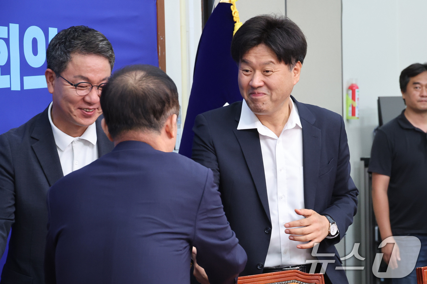 (서울=뉴스1) 신웅수 기자 = 김용 전 민주연구원 부원장이 25일 서울 여의도 국회에서 열린 민주연구원 혁신TF 1차 회의에서 강득구 더불어민주당 의원과 인사하고 있다. 2026 …