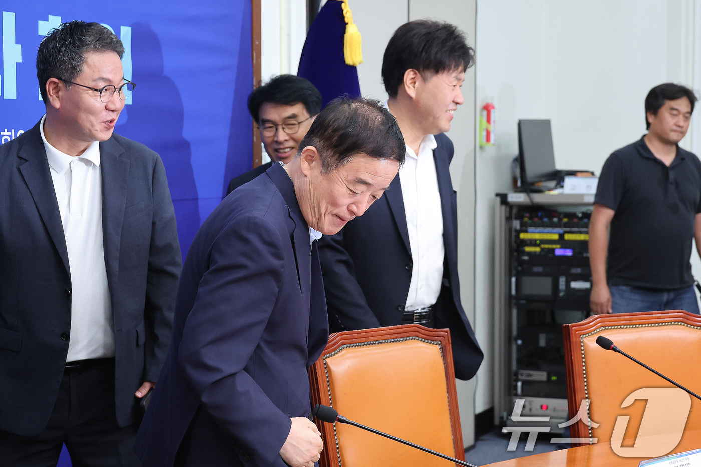 (서울=뉴스1) 신웅수 기자 = 강득구 더불어민주당 의원이 25일 서울 여의도 국회에서 열린 민주연구원 혁신TF 1차 회의에 참석하고 있다. 2026.8.25/뉴스1