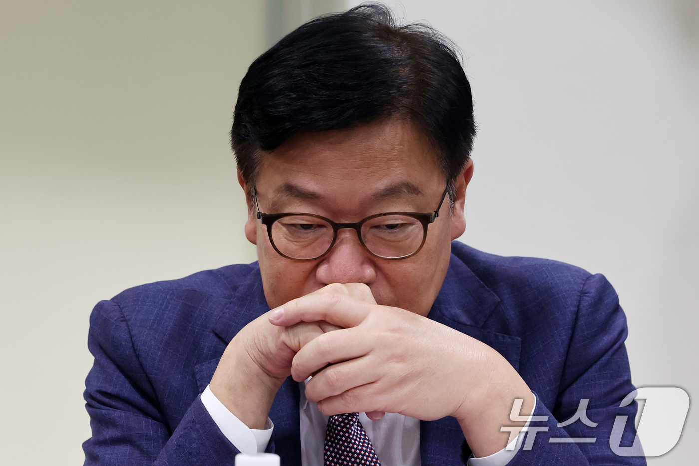 (서울=뉴스1) 황기선 기자 = 정점식 국민의힘 원내대표가 25일 오후 서울 여의도 국회 의원회관에서 열린 청년 고용절벽과 기회 양극화 해소 방안 토론회에서 생각에 잠겨 있다. …