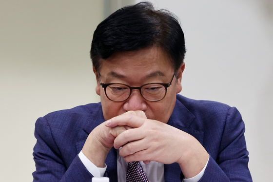 생각에 잠긴 정점식 원내대표