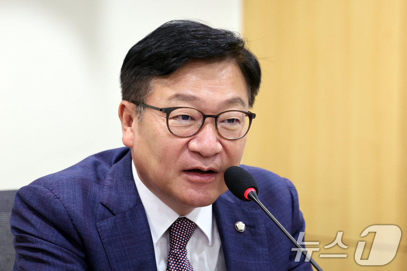 (서울=뉴스1) 황기선 기자 = 정점식 국민의힘 원내대표가 25일 오후 서울 여의도 국회 의원회관에서 열린 청년 고용절벽과 기회 양극화 해소 방안 토론회에서 축사를 하고 있다. …