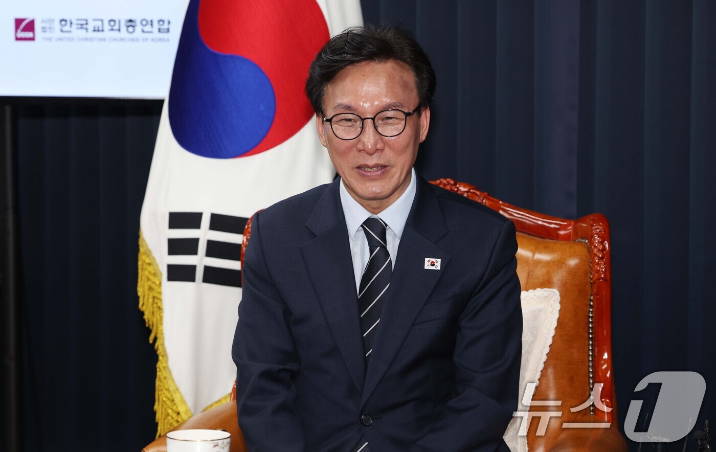 (서울=뉴스1) 국회사진기자단 = 김민석 더불어민주당 대표가 25일 서울 종로구 한국교회총연합에서 김정석 대표회장을 예방하고 있다. 2026.8.25/뉴스1