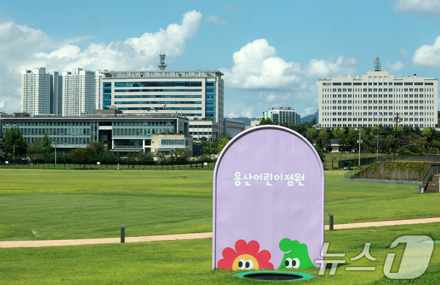 (서울=뉴스1) 이호윤 기자 = 25일 서울시와 국토교통부에 따르면 오세훈 서울시장과 김윤덕 국토교통부 장관이 26일 주택 공급 관련 2차 회동을 갖는다. 앞선 만남에서 정부는 공 …