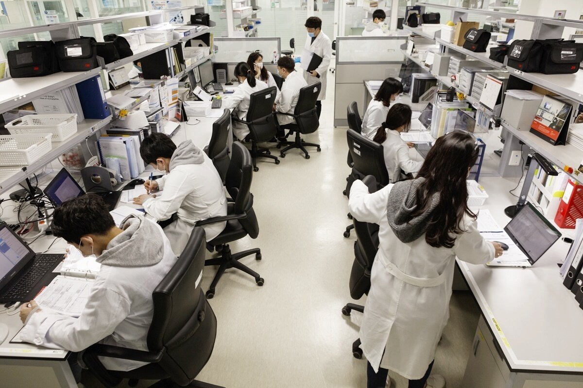 본문 이미지 - 한미약품 연구원들이 연구 활동에 집중하고 있다.(한미약품 제공)/뉴스1