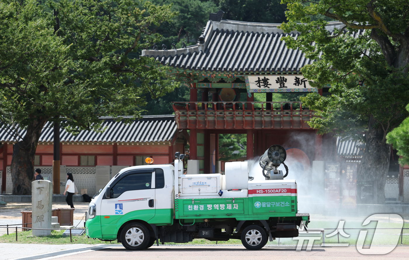 (수원=뉴스1) 김영운 기자 = 연일 고온다습한 날씨로 여름철 해충 발생과 감염병 확산 우려가 커지고 있는 25일 경기 수원시 팔달구 화성행궁 광장 인근에서 팔달구보건소 관계자들이 …
