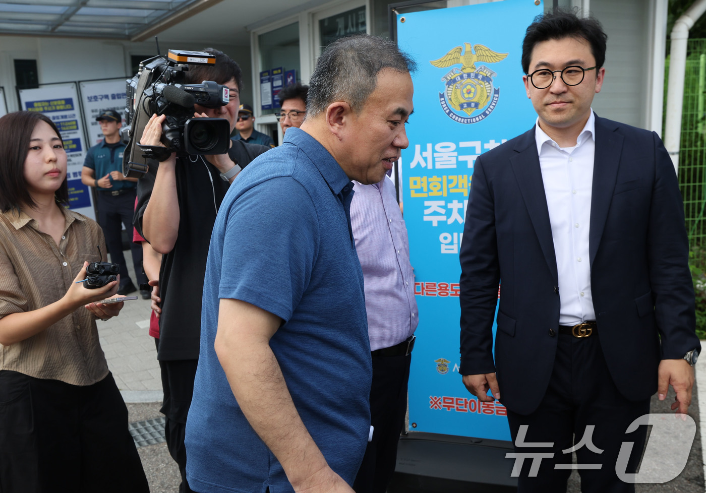(의왕=뉴스1) 이종덕 기자 = 명태균 씨가 25일 경기도 의왕시 서울구치소를 걸어 나와 차량에 올라타고 있다. 명 씨는 윤석열 전 대통령에게 여론조사를 무상으로 제공한 혐의로 1 …