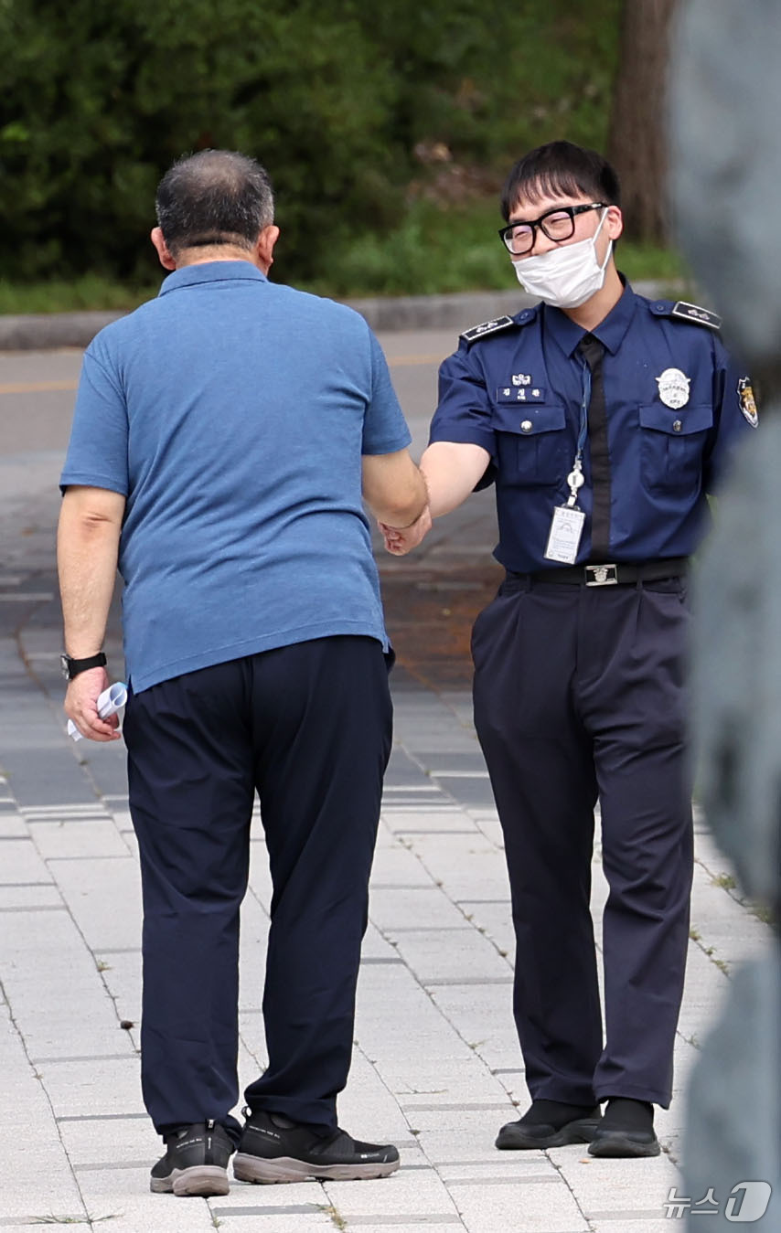 (의왕=뉴스1) 이종덕 기자 = 명태균 씨가 25일 경기도 의왕시 서울구치소를 걸어 나오며 교도관과 인사를 나누고 있다. 명 씨는 윤석열 전 대통령에게 여론조사를 무상으로 제공한 …
