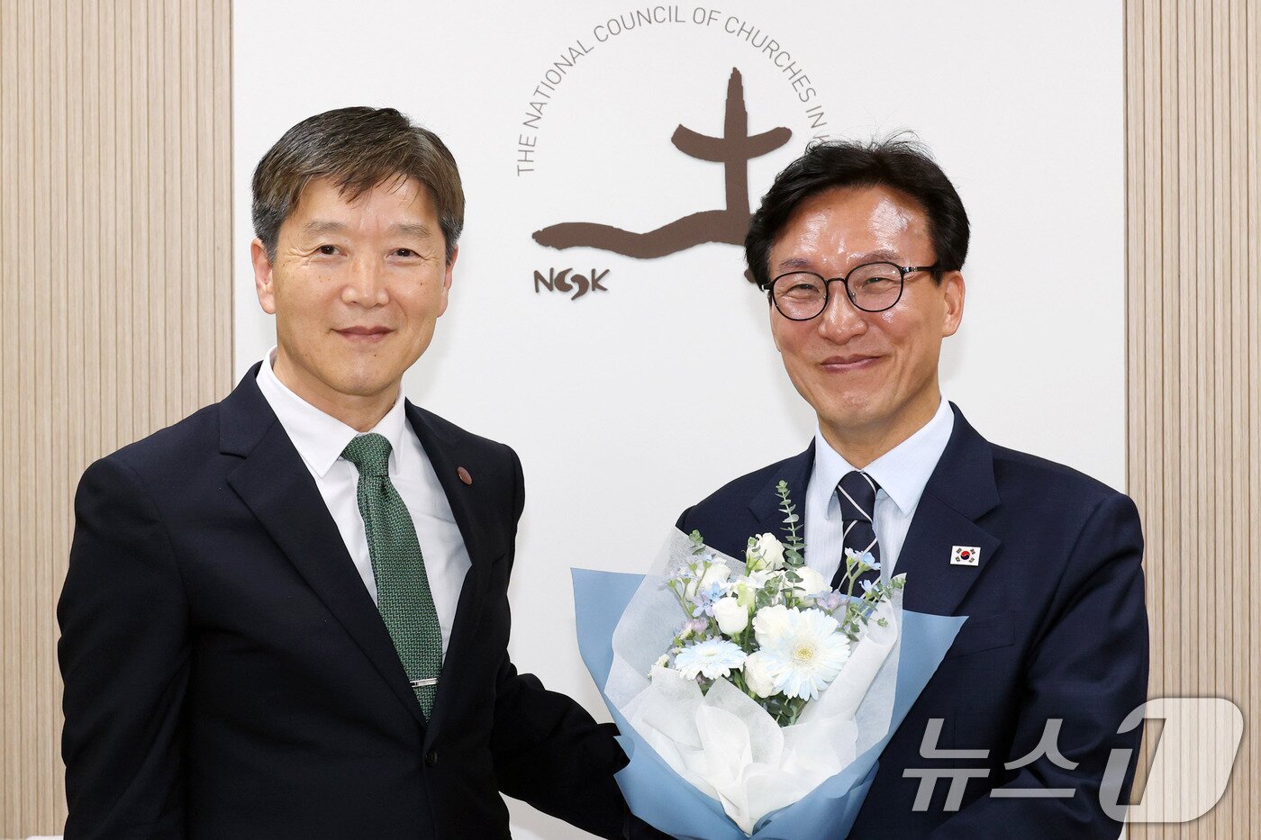 본문 이미지 - 김민석 더불어민주당 대표가 25일 서울 종로구 한국기독교회관을 찾아 박승렬 한국기독교교회협의회 총무와 기념 촬영을 하고 있다. 2026.8.25 ⓒ 뉴스1 국회사진기자단