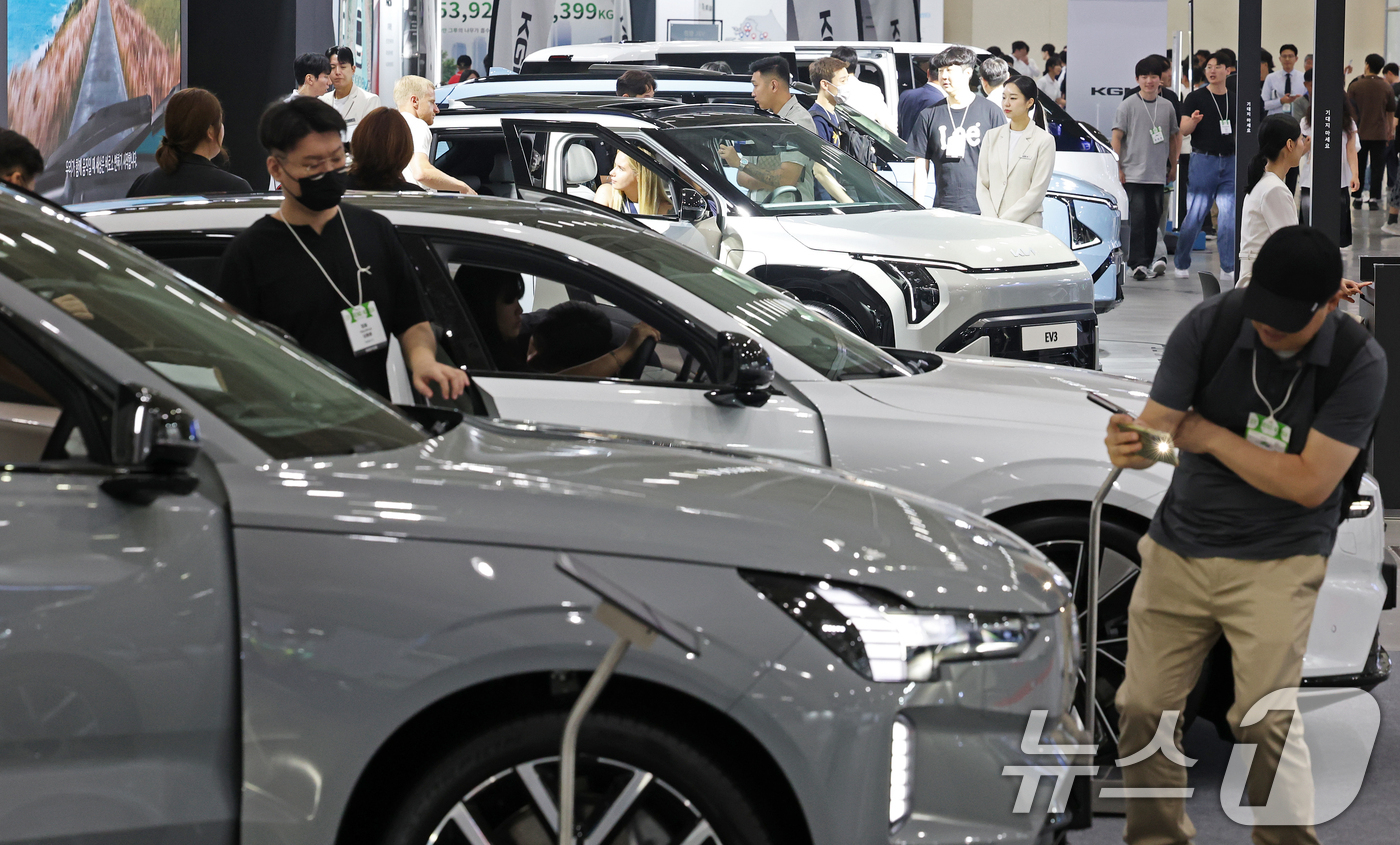 (서울=뉴스1) 오대일 기자 = 25일 서울 강남구 코엑스에서 막을 올린 'EV 트렌드코리아 2026'에서 방문객들이 주요 자동차 브랜드의 전기차 라인업을 살펴보고 있다.2026 …