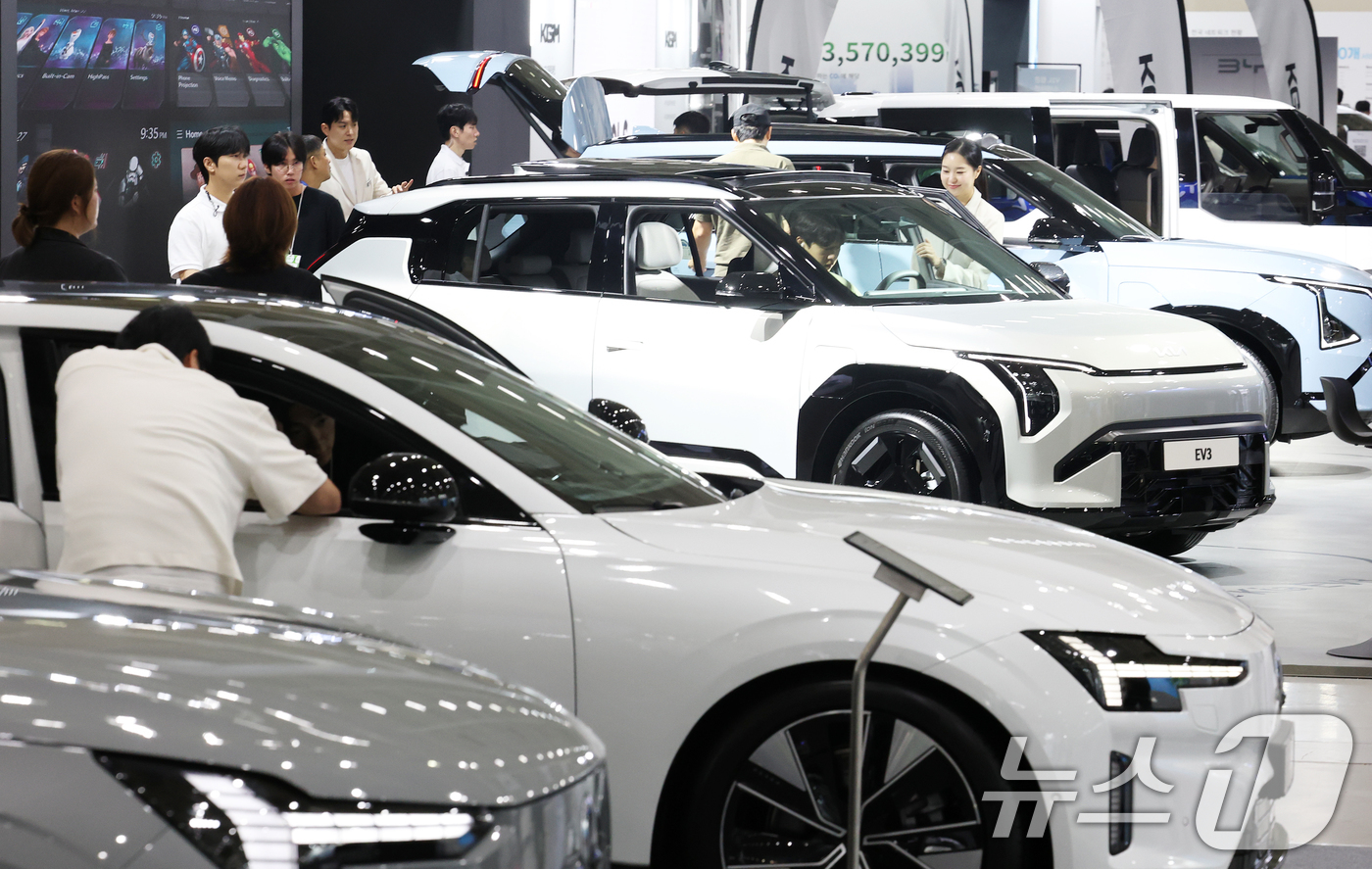 (서울=뉴스1) 오대일 기자 = 25일 서울 강남구 코엑스에서 막을 올린 'EV 트렌드코리아 2026'에서 방문객들이 주요 자동차 브랜드의 전기차 라인업을 살펴보고 있다.2026 …