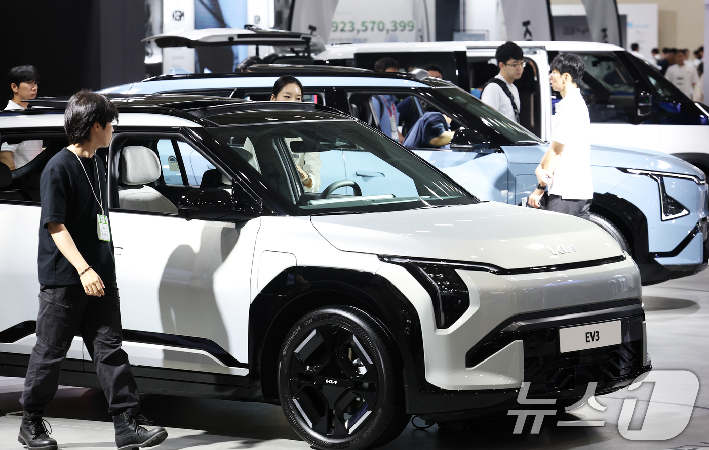 (서울=뉴스1) 오대일 기자 = 25일 서울 강남구 코엑스에서 막을 올린 'EV 트렌드코리아 2026'에서 방문객들이 KIA의 전기차 라인업을 살펴보고 있다.2026 퓨처 모빌리티 …