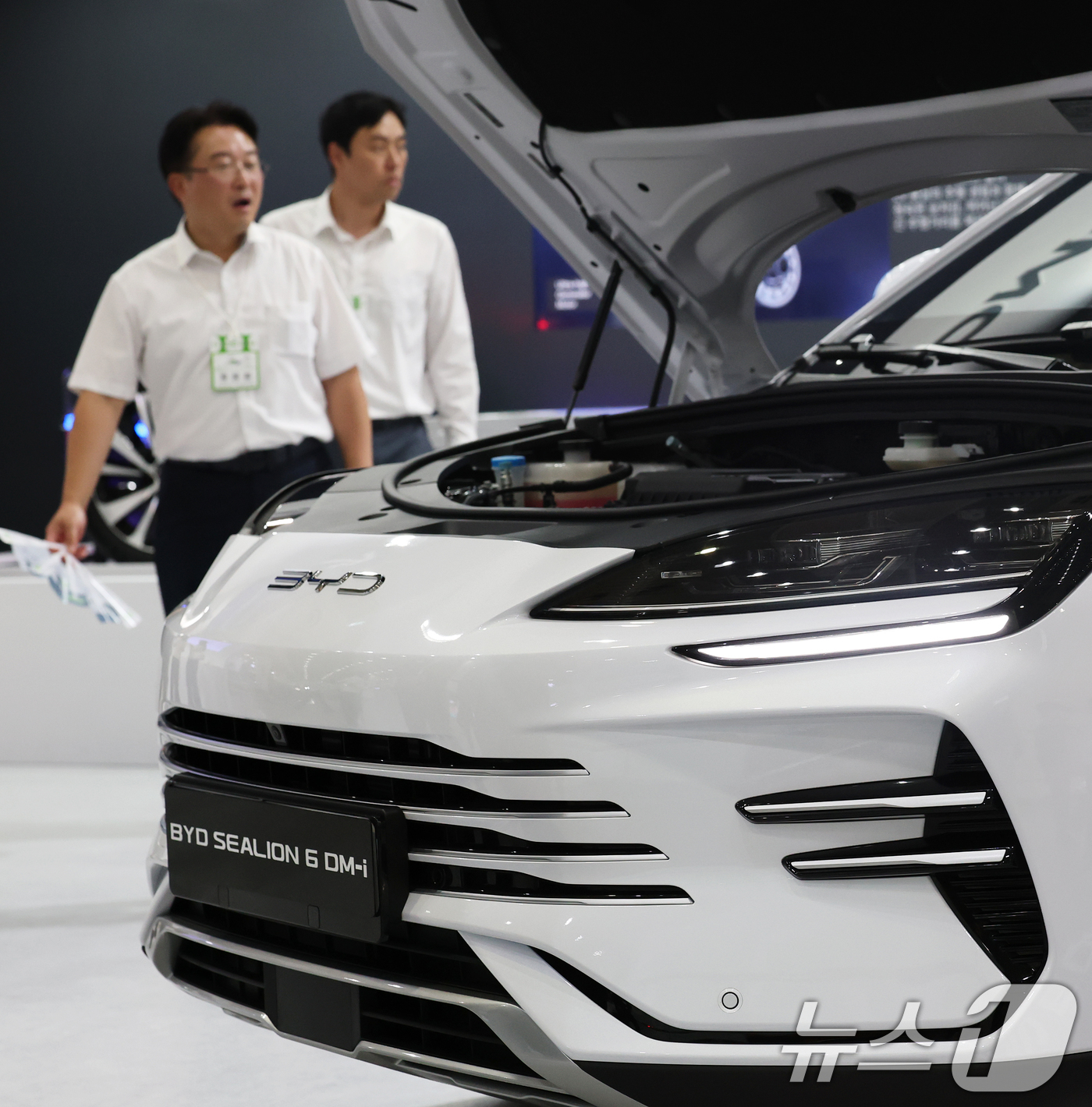 (서울=뉴스1) 오대일 기자 = 25일 서울 강남구 코엑스에서 막을 올린 'EV 트렌드코리아 2026'에서 방문객들이 BYD 전기차를 살펴보고 있다.2026 퓨처 모빌리티 위크의 …