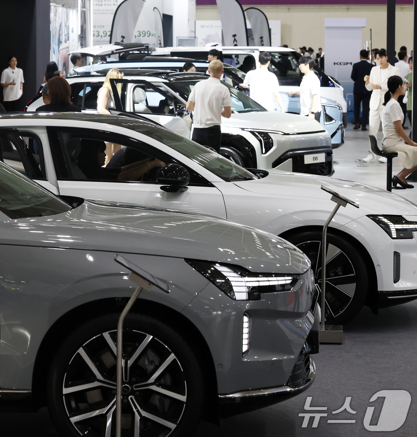 (서울=뉴스1) 오대일 기자 = 25일 서울 강남구 코엑스에서 막을 올린 'EV 트렌드코리아 2026'에서 방문객들이 주요 자동차 브랜드의 전기차 라인업을 살펴보고 있다.2026 …