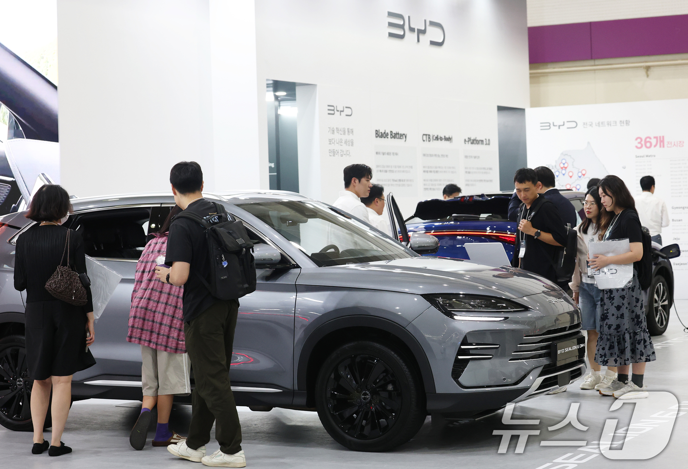(서울=뉴스1) 오대일 기자 = 25일 서울 강남구 코엑스에서 막을 올린 'EV 트렌드코리아 2026'에서 방문객들이 BYD 전기차 라인업을 살펴보고 있다.2026 퓨처 모빌리티 …
