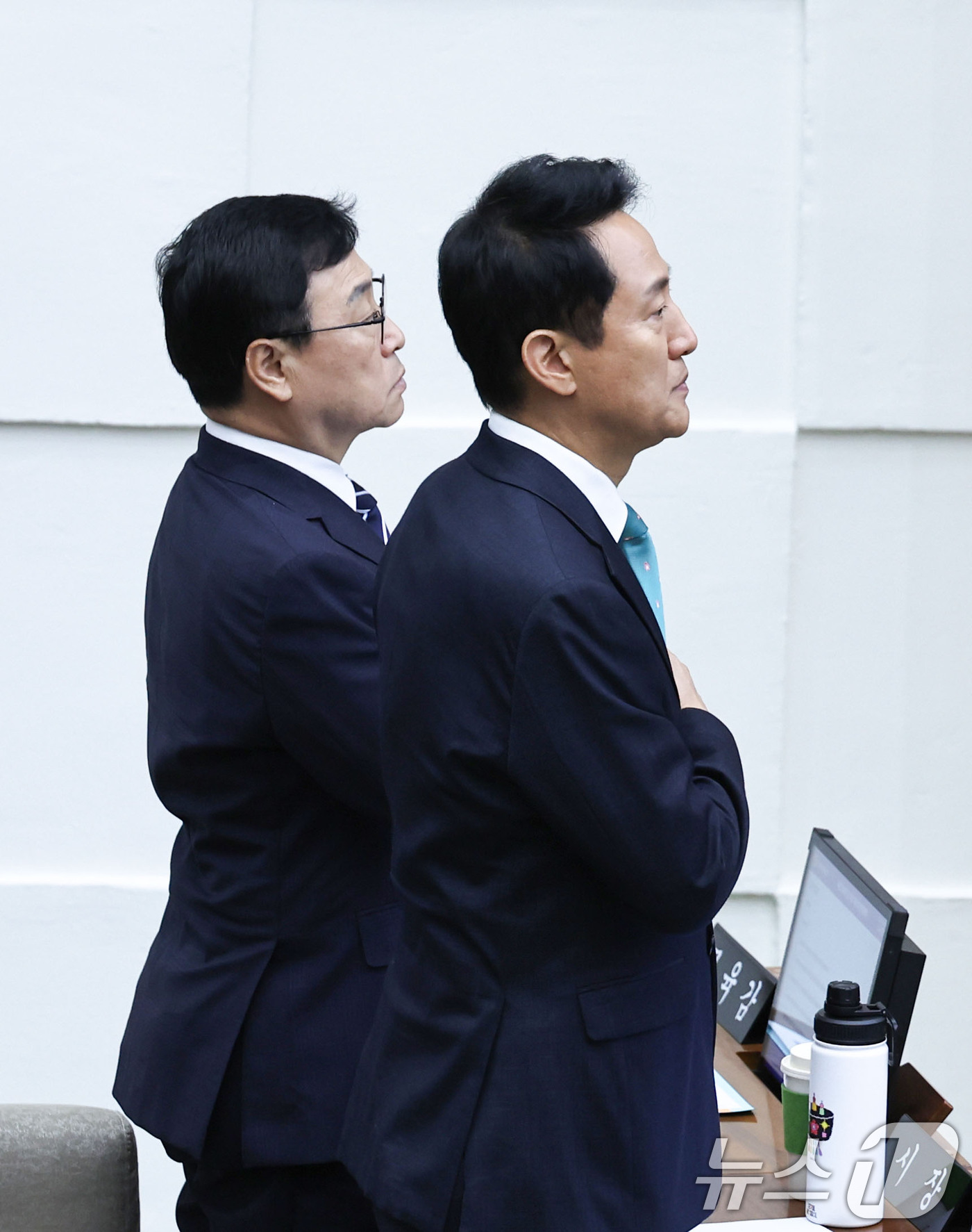(서울=뉴스1) 이종수 기자 = 오세훈 서울시장과 정근식 서울시교육감이 25일 서울시의회에서 열린 339회 서울시의회 본회의에서 국기에 대한 경례를 하고 있다. 2026.8.25/ …