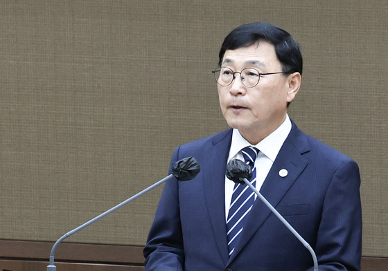 발언하는 정근식 교육감