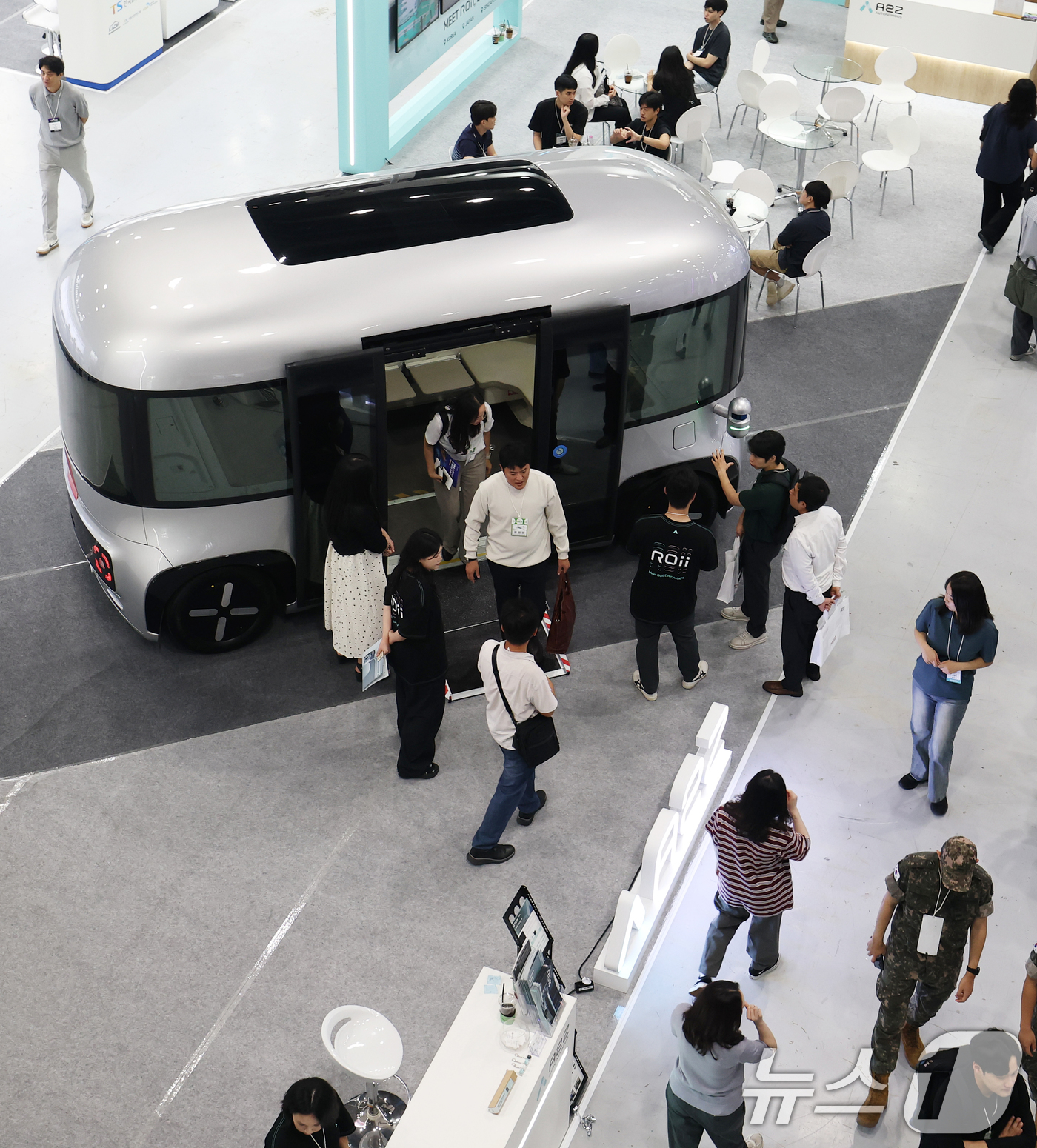 (서울=뉴스1) 오대일 기자 = 25일 서울 강남구 코엑스에서 막을 올린 2026 자율주행모빌리티산업전(AME 2026)에서 방문객들이 오토노머스에이투지의 레벨4 자율주행 셔틀 ‘ …