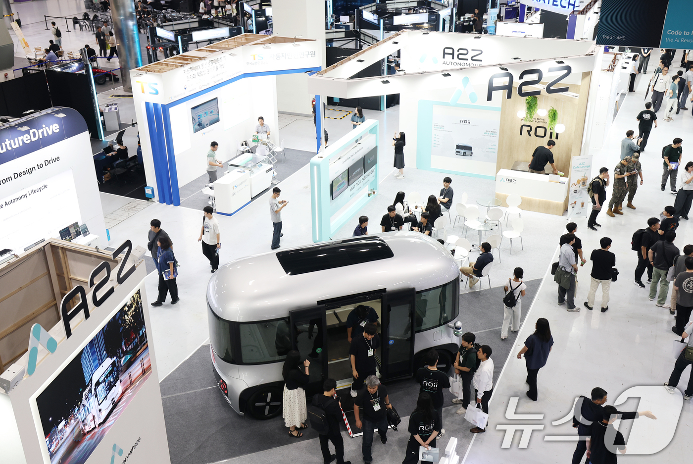 (서울=뉴스1) 오대일 기자 = 25일 서울 강남구 코엑스에서 막을 올린 2026 자율주행모빌리티산업전(AME 2026)에서 방문객들이 오토노머스에이투지의 레벨4 자율주행 셔틀 ‘ …
