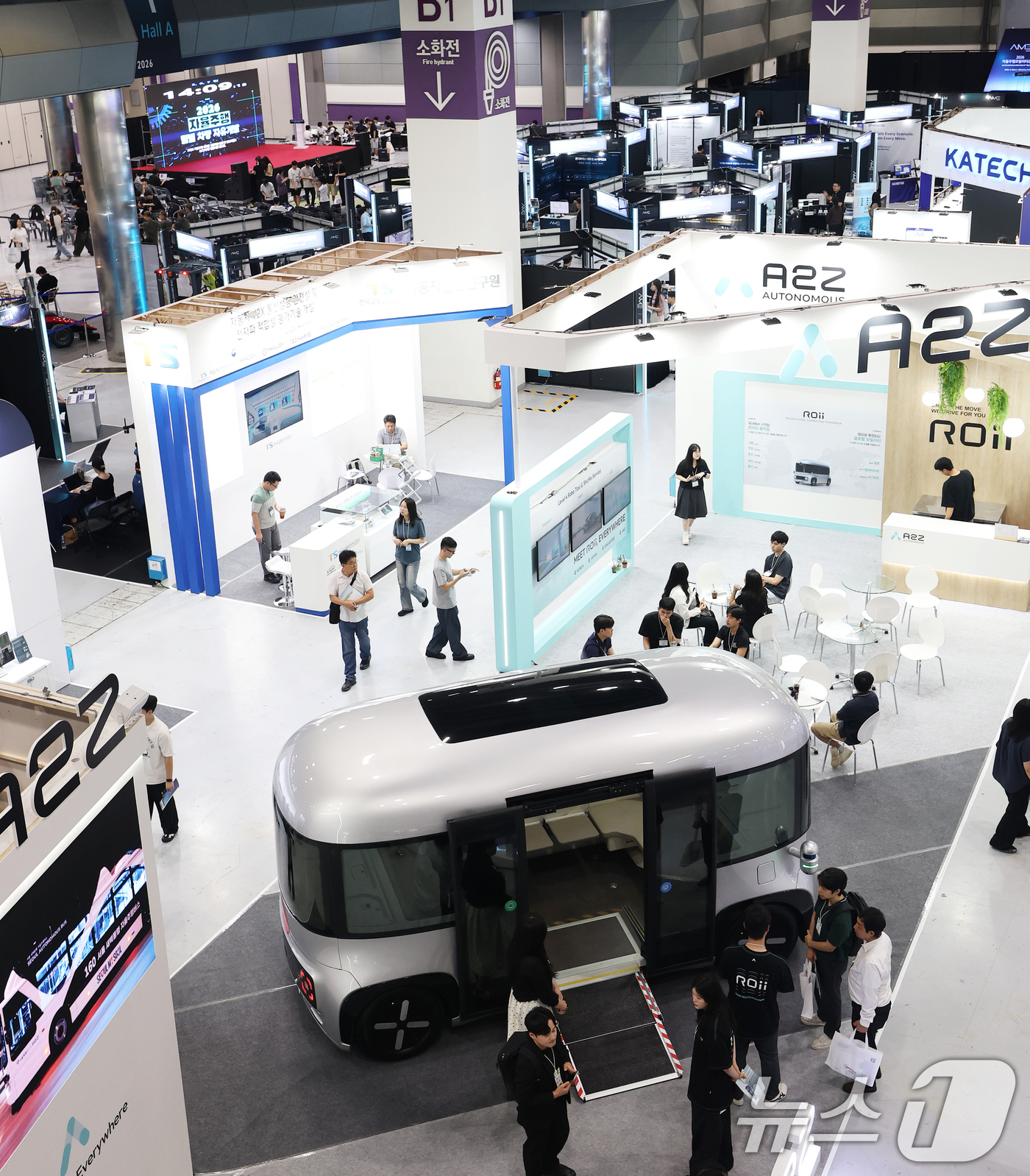 (서울=뉴스1) 오대일 기자 = 25일 서울 강남구 코엑스에서 막을 올린 2026 자율주행모빌리티산업전(AME 2026)에서 방문객들이 오토노머스에이투지의 레벨4 자율주행 셔틀 ‘ …