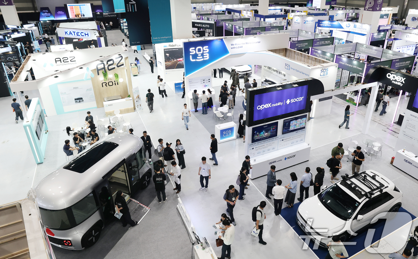 (서울=뉴스1) 오대일 기자 = 25일 서울 강남구 코엑스에서 막을 올린 2026 자율주행모빌리티산업전(AME 2026)에서 방문객들이 부스를 둘러보고 있다.2026 퓨처 모빌리티 …