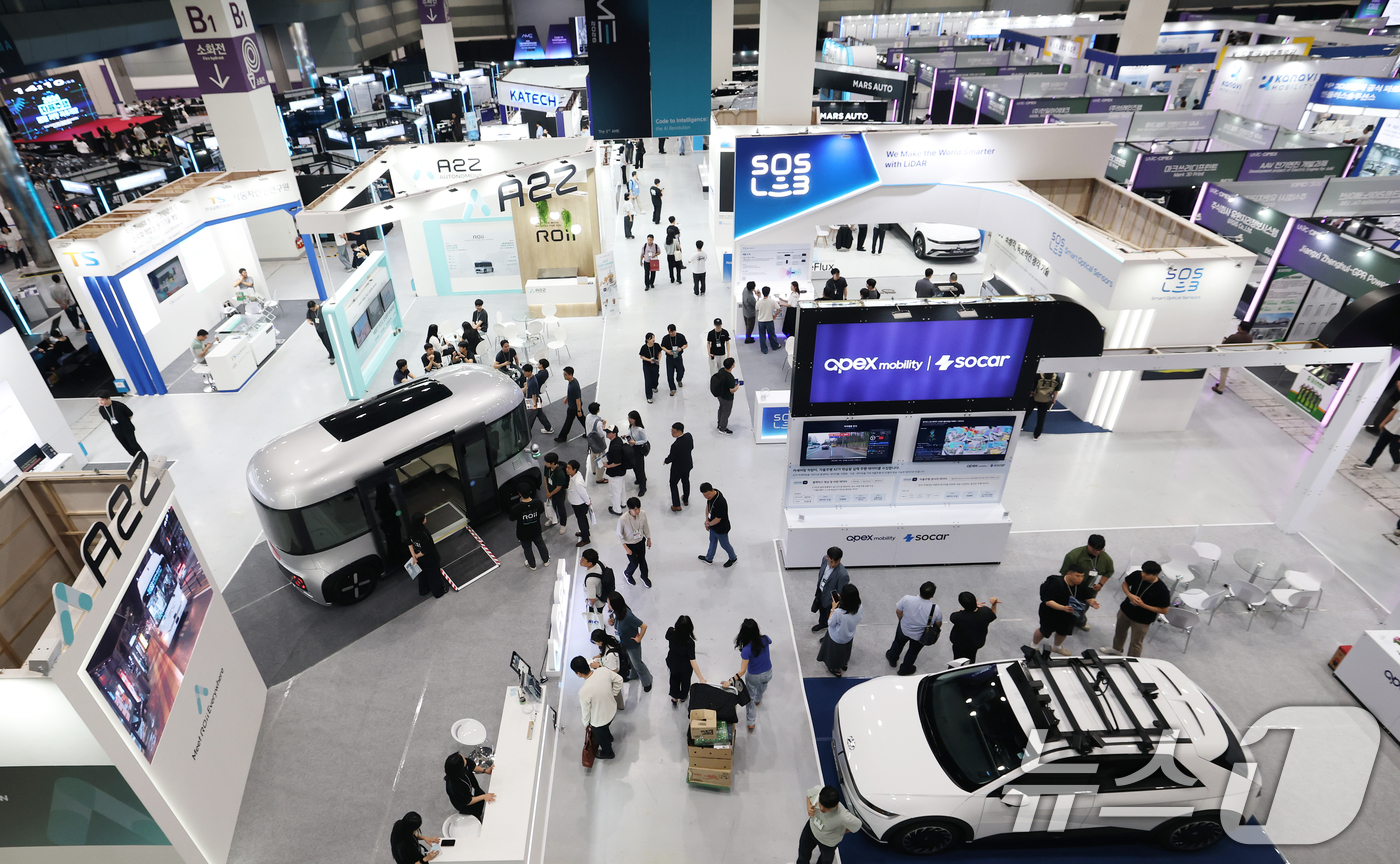 (서울=뉴스1) 오대일 기자 = 25일 서울 강남구 코엑스에서 막을 올린 2026 자율주행모빌리티산업전(AME 2026)에서 방문객들이 부스를 둘러보고 있다.2026 퓨처 모빌리티 …