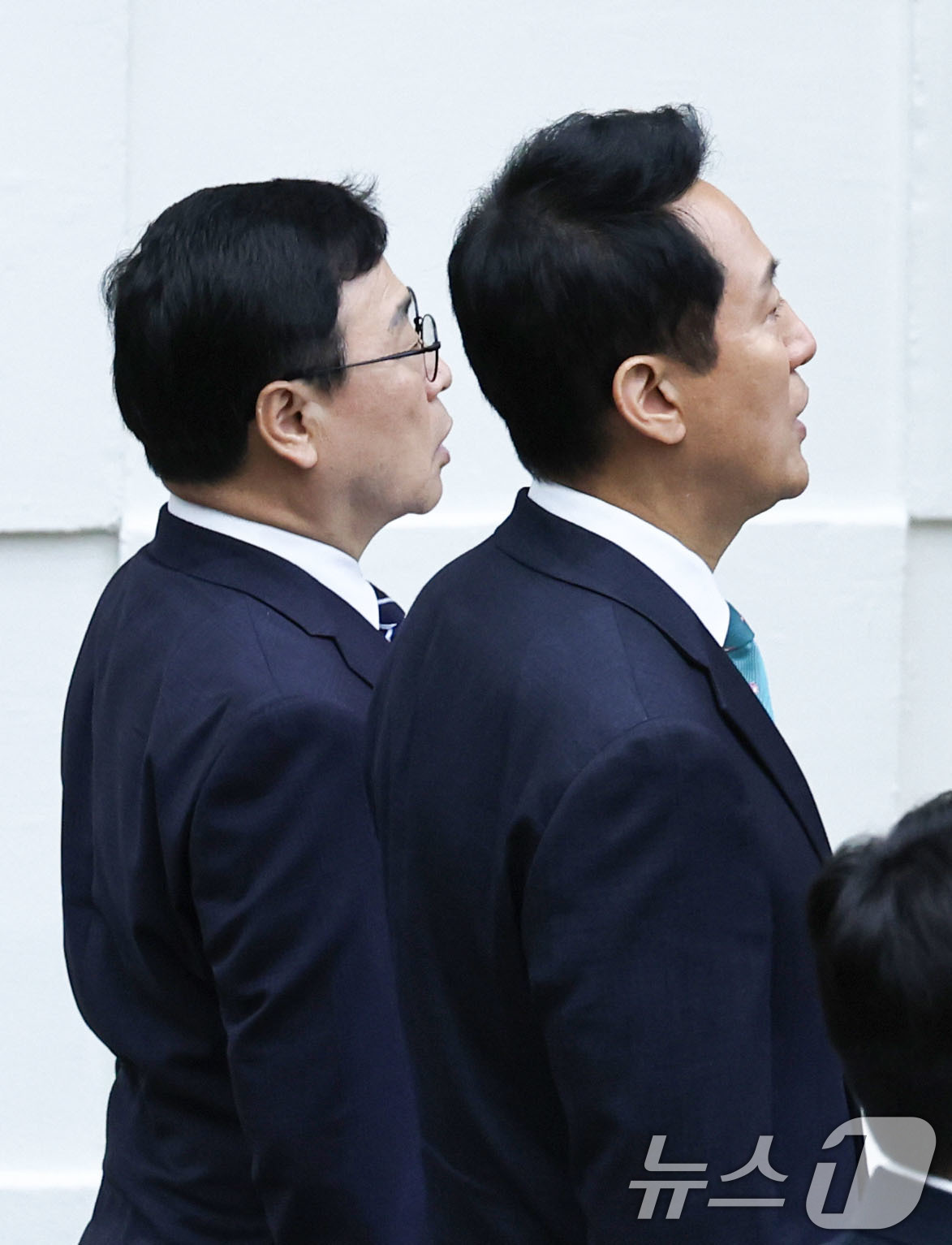 (서울=뉴스1) 이종수 기자 = 오세훈 서울시장과 정근식 서울시교육감이 25일 서울시의회에서 열린 339회 서울시의회 본회의에서 애국가를 제창하고 있다. 2026.8.25/뉴스1