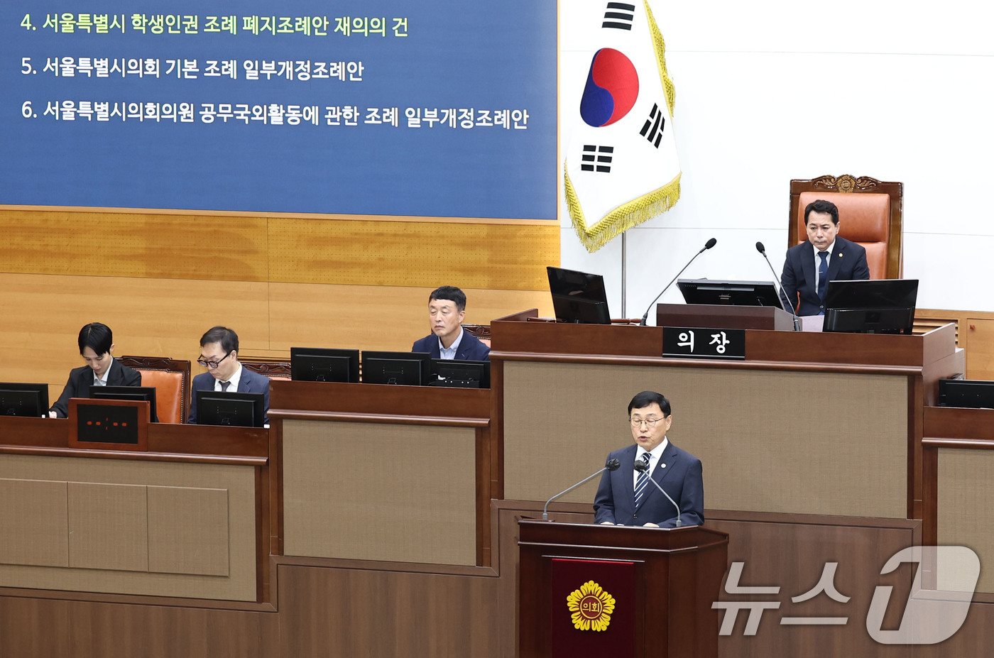 (서울=뉴스1) 이종수 기자 = 정근식 서울시교육감이 25일 오후 서울 중구 서울시의회에서 열린 제339회 제1차 임시회에서 서울특별시 학생인권 조례 폐지조례안 관련 발언을 하고 …