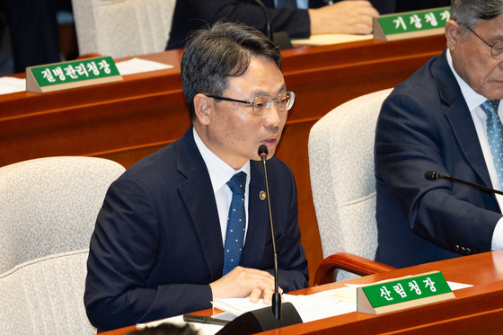 소나무재선충병 관련 질의 답변하는 박은식 산림청장