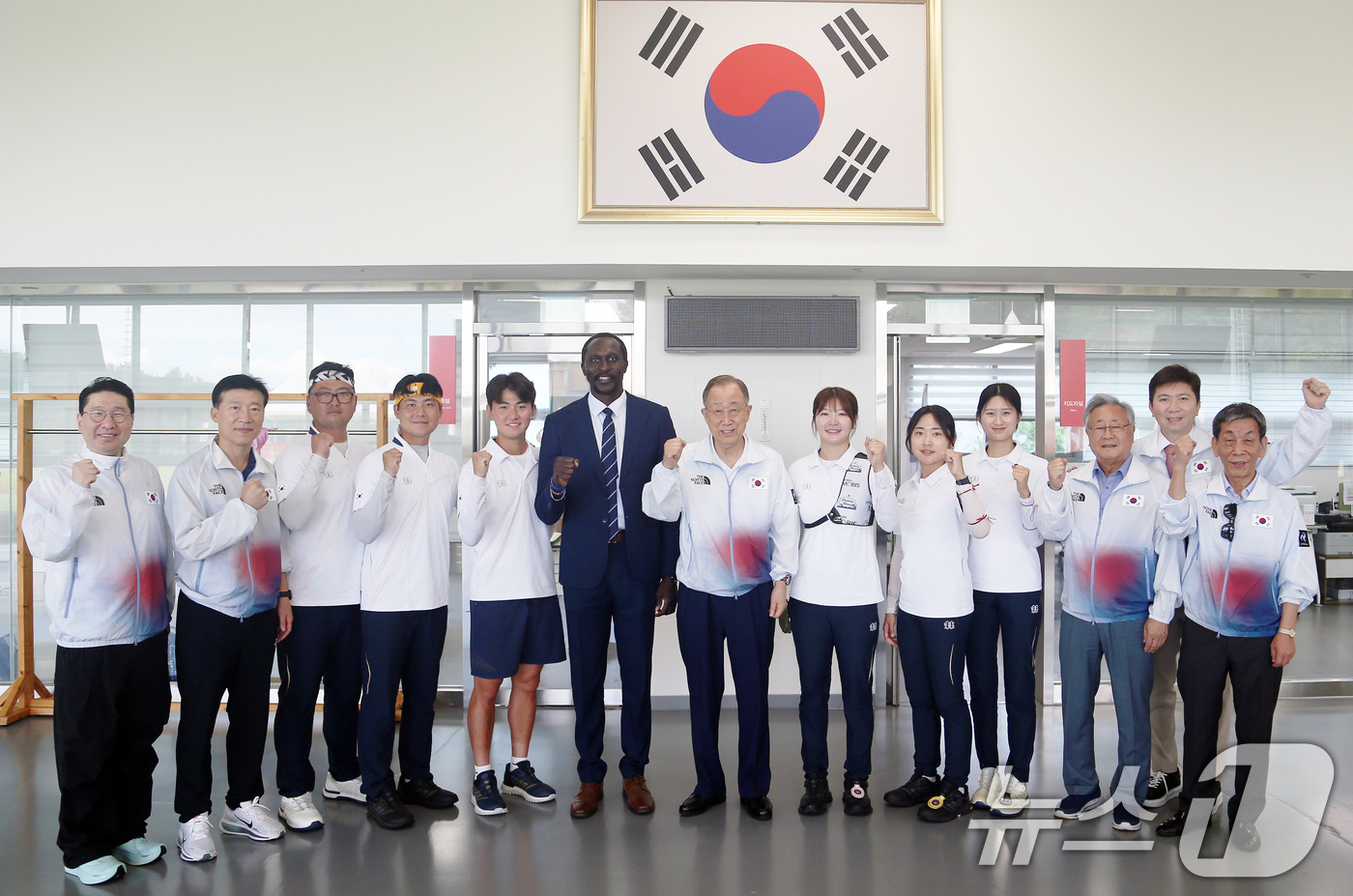 (서울=뉴스1) = 반기문 대한체육회 명예고문이 25일 2026 아이치·나고야 하계아시아경기대회를 준비하고 있는 대한민국 국가대표 선수단을 격려하기 위해 충북 진천 국가대표선수촌을 …
