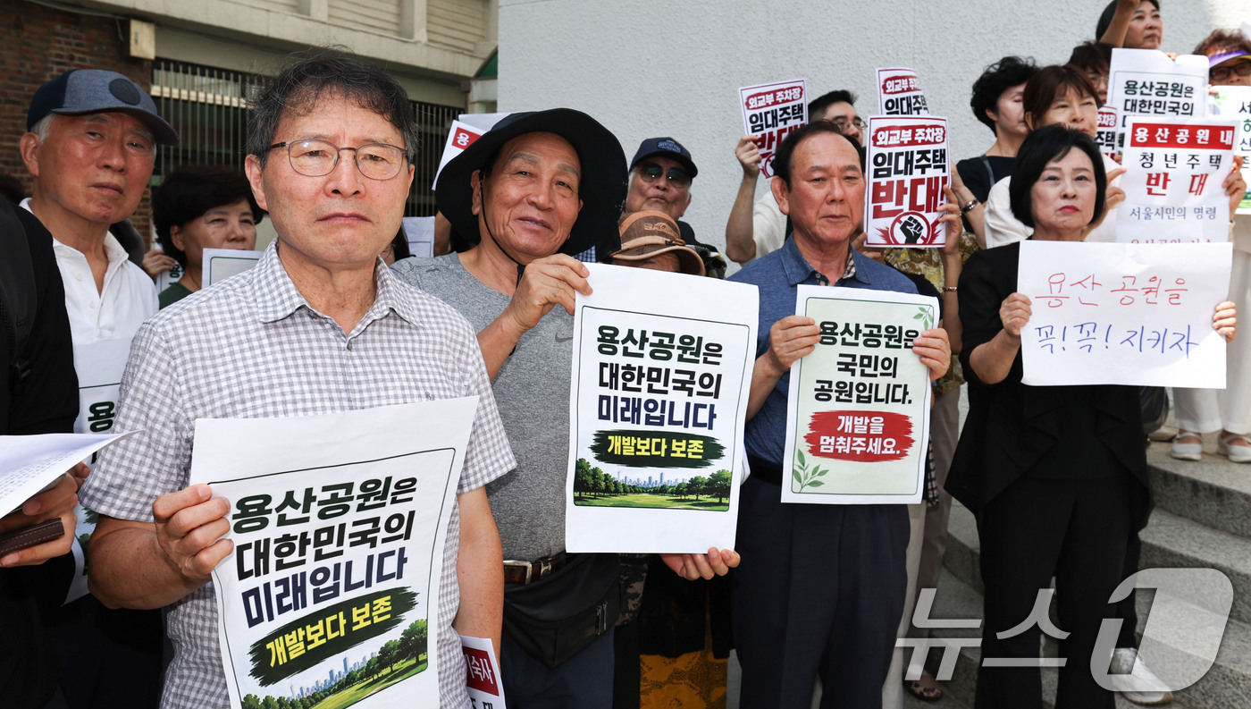 (서울=뉴스1) 이종수 기자 = 25일 서울시의회 정문 앞에서 열린 12대 서울시의회 국민의힘 긴급 결의문 발표 기자회견에서 참석자들이 용산공원 개발과 관련된 피켓을 들고 있다. …