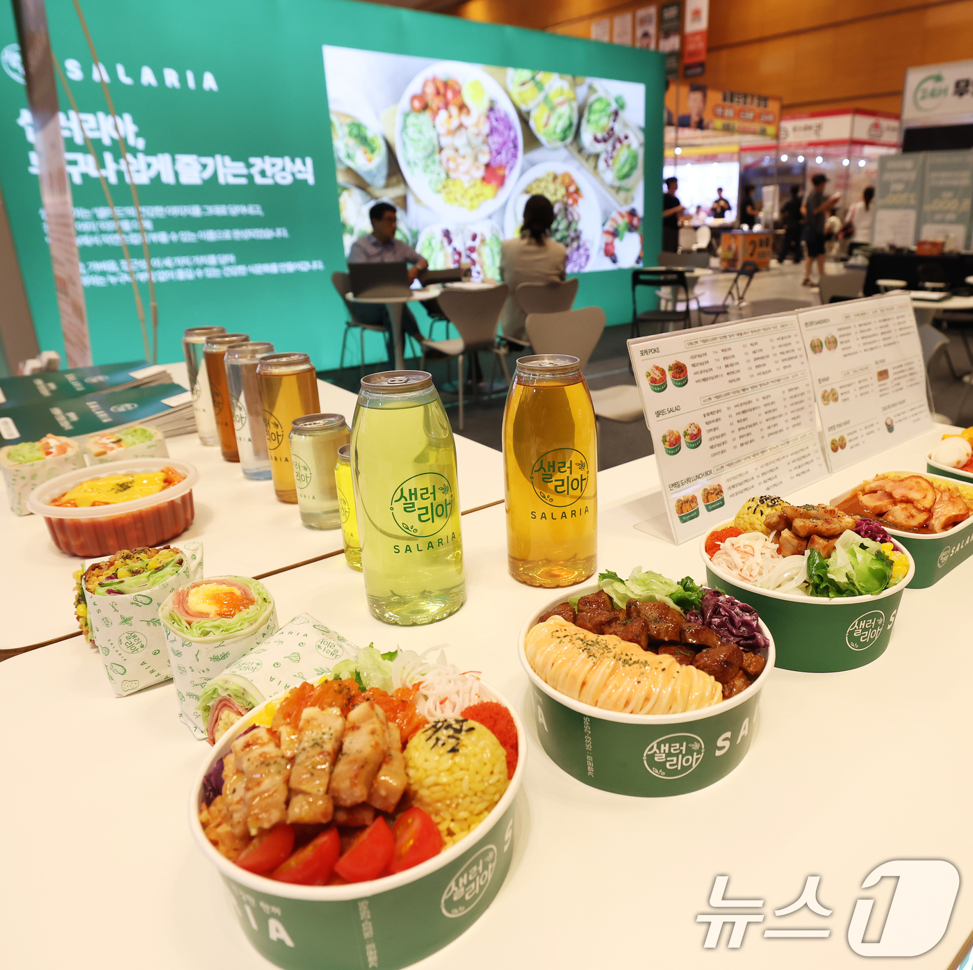(서울=뉴스1) 오대일 기자 = 25일 서울 강남구 코엑스에서 열린 제84회 프랜차이즈 창업박람회에서 방문객들이 창업 상담을 받고 있다.  2026.8.25/뉴스1
