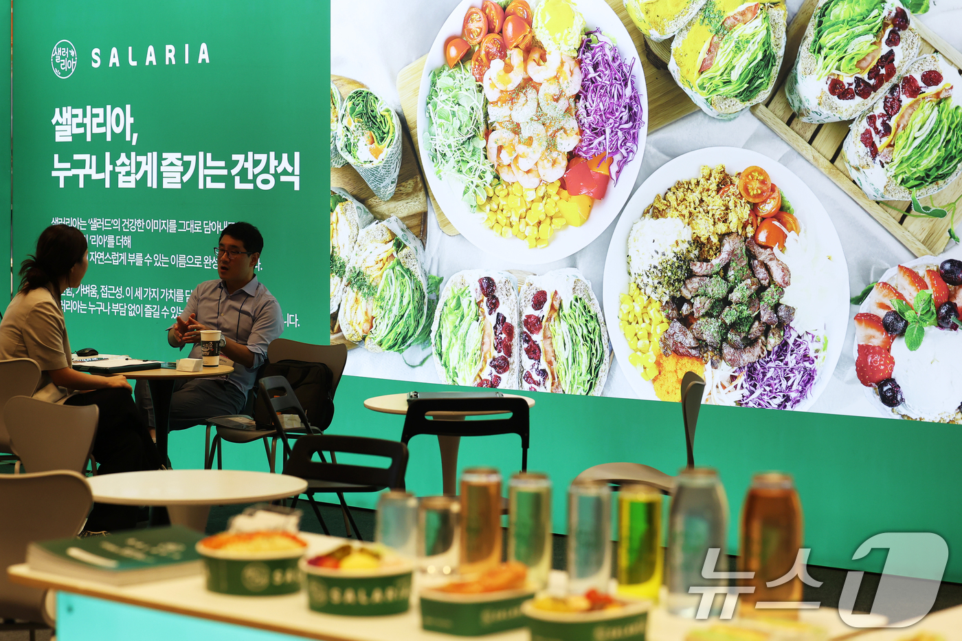 (서울=뉴스1) 오대일 기자 = 25일 서울 강남구 코엑스에서 열린 제84회 프랜차이즈 창업박람회에서 방문객들이 창업 상담을 받고 있다.  2026.8.25/뉴스1