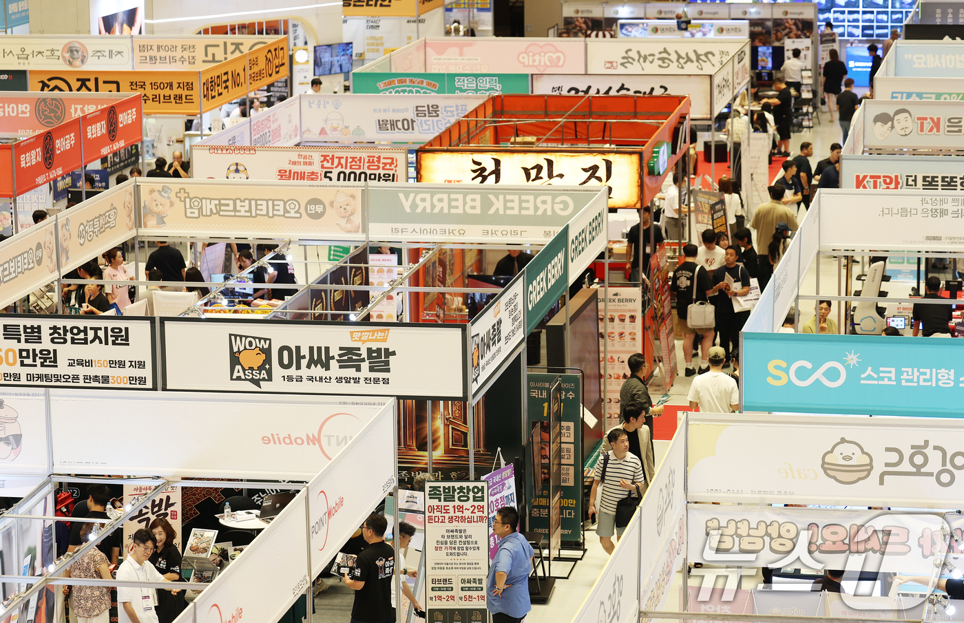 (서울=뉴스1) 오대일 기자 = 25일 서울 강남구 코엑스에서 열린 제84회 프랜차이즈 창업박람회에서 방문객들이 부스를 둘러보고 있다.  2026.8.25/뉴스1