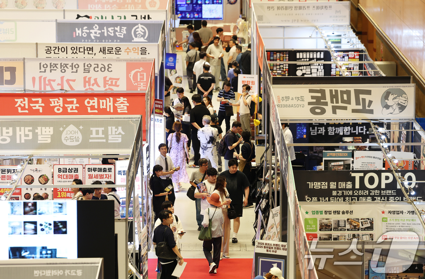 (서울=뉴스1) 오대일 기자 = 25일 서울 강남구 코엑스에서 열린 제84회 프랜차이즈 창업박람회에서 방문객들이 부스를 둘러보고 있다.  2026.8.25/뉴스1