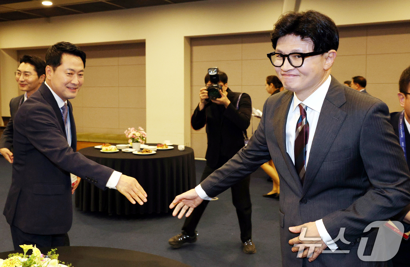 (서울=뉴스1) = 장동혁 국민의힘 대표와 한동훈 무소속 의원이 25일 서울 중구 대한상공회의소에서 열린 문화미래리포트 2026에서 만나 인사하고 있다. (문화일보 제공) 2026 …