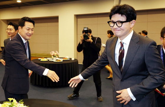 국힘, 與실책 반사이익에 지지율 역전…당권파-친한계, 각자 공치사