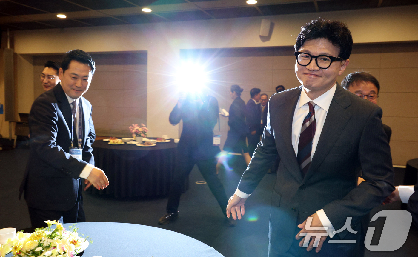 (서울=뉴스1) = 장동혁 국민의힘 대표와 한동훈 무소속 의원이 25일 서울 중구 대한상공회의소에서 열린 문화미래리포트 2026에서 만나 인사하고 있다. (문화일보 제공) 2026 …