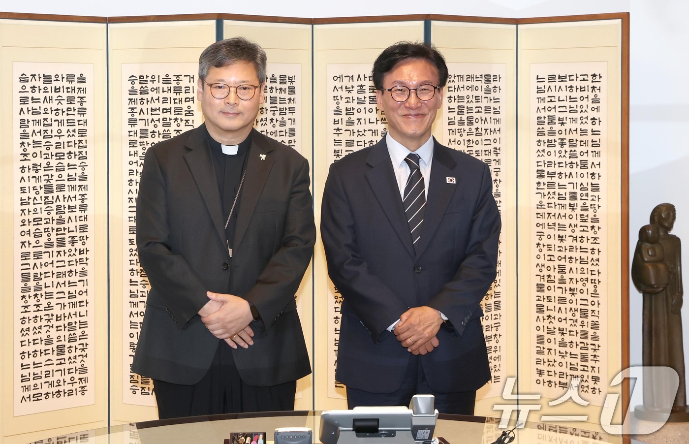 (서울=뉴스1) = 김민석 더불어민주당 대표가 25일 서울 중구 천주교 서울대교구청을 찾아 정순택 대주교를 예방하고 있다. 2026.8.25/뉴스1