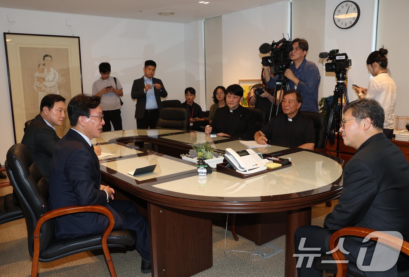 (서울=뉴스1) = 김민석 더불어민주당 대표가 25일 서울 중구 천주교 서울대교구청을 찾아 정순택 대주교를 예방하고 있다. 2026.8.25/뉴스1
