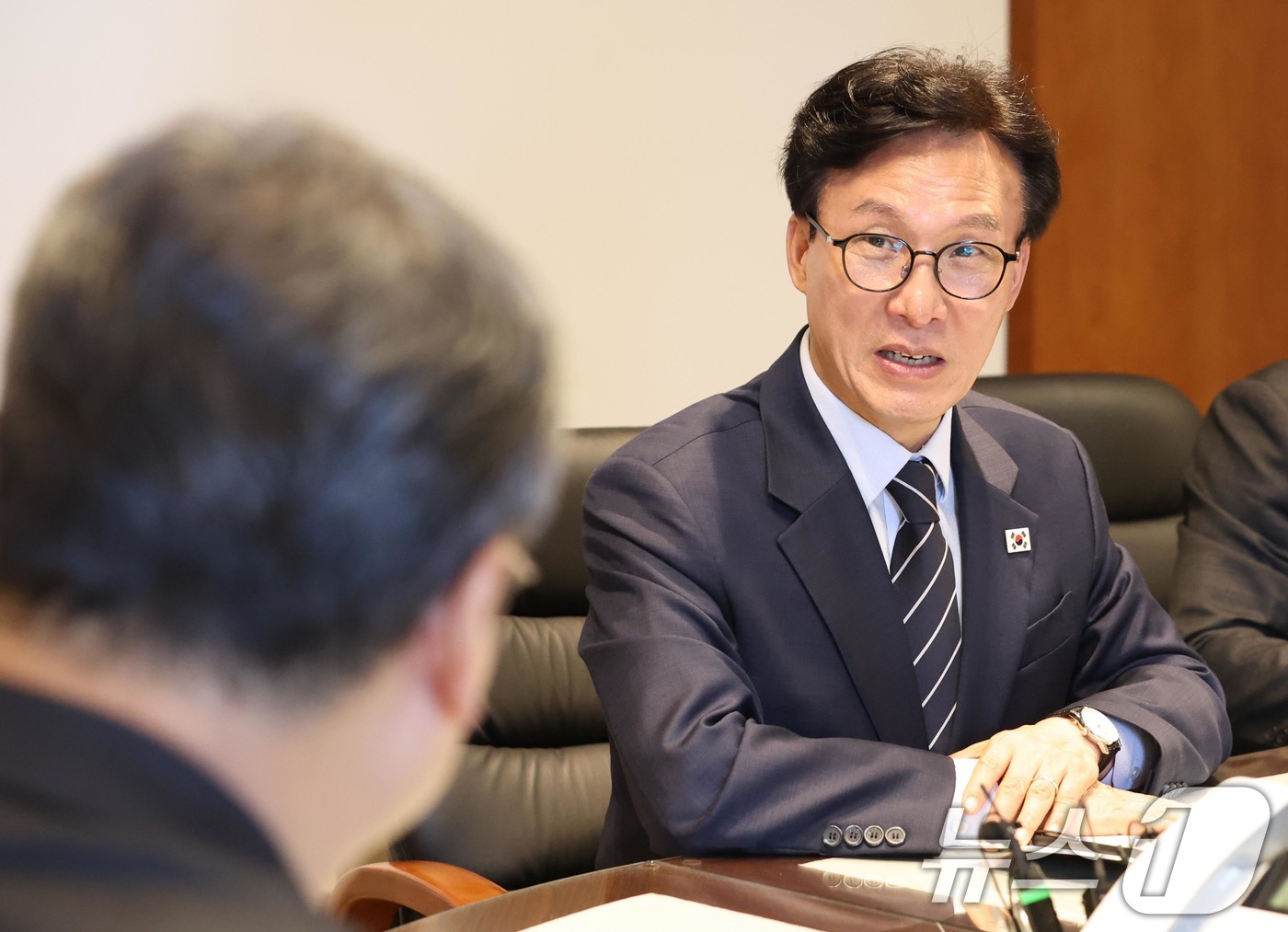 (서울=뉴스1) = 김민석 더불어민주당 대표가 25일 서울 중구 천주교 서울대교구청을 찾아 정순택 대주교를 예방하고 있다. 2026.8.25/뉴스1