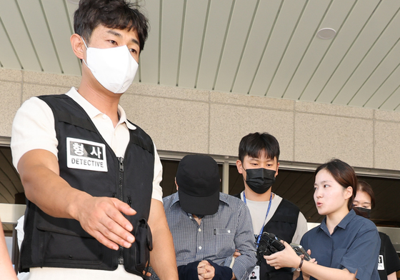 석방 하루만에 영장실질심사 받은 부 모 경장