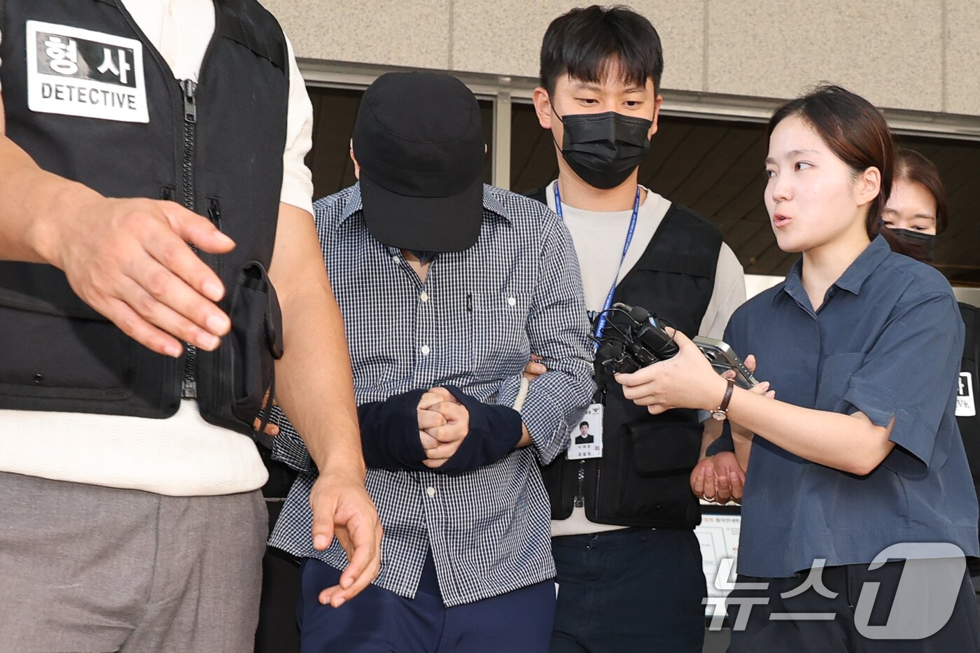 본문 이미지 - 장미란 씨 등 실종 사건 2건을 허위종결한 혐의를 받는 제주서부경찰서 소속 부 모 경장이 25일 제주지방법원에서 구속 전 피의자 심문(영장실질심사)을 마친 뒤 이동하고 있다. 2026.8.25 ⓒ 뉴스1 안은나 기자