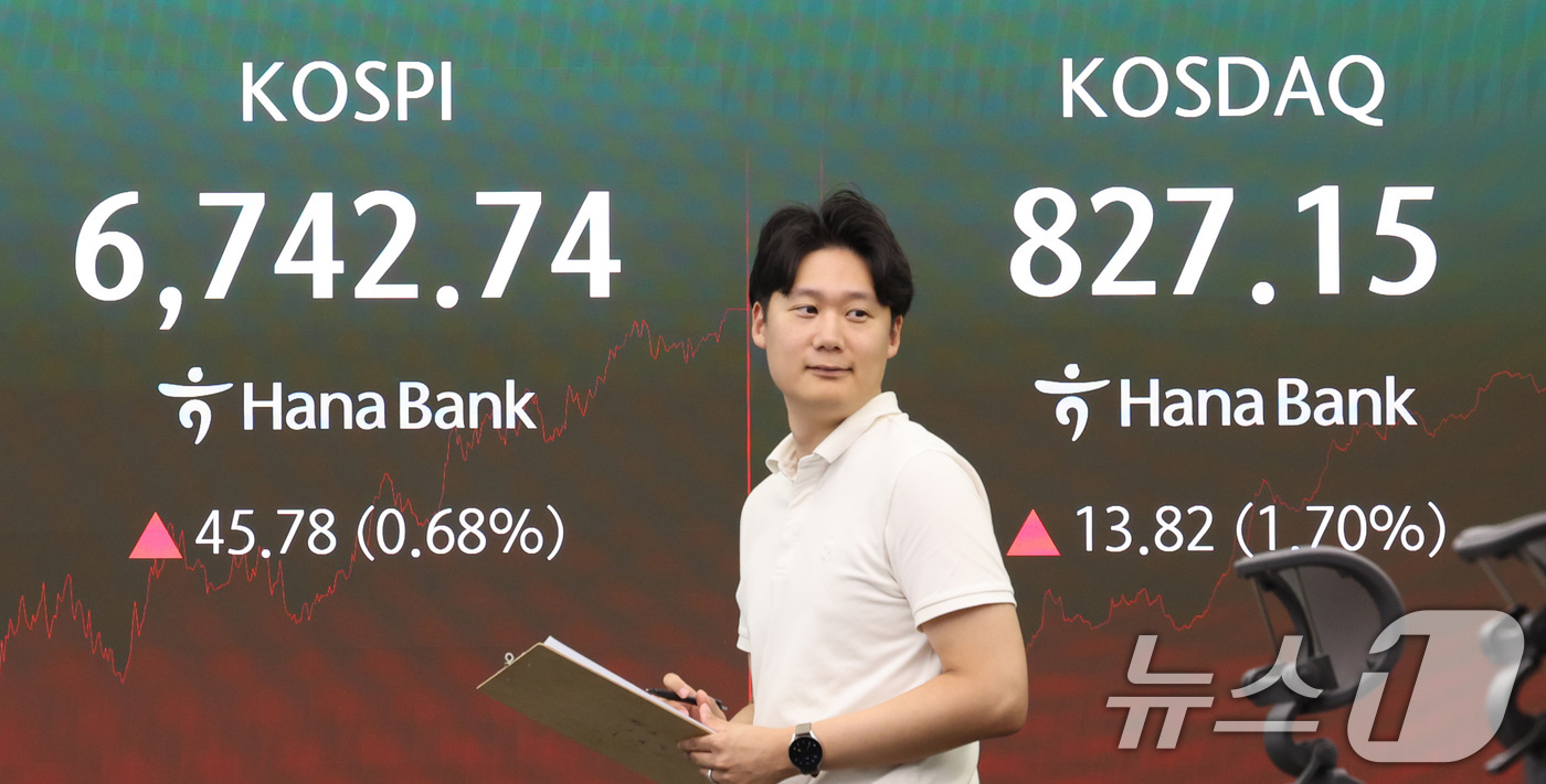 (서울=뉴스1) 박지혜 기자 = 25일 서울 중구 하나은행 딜링룸 전광판에 코스피 종가가 나오고 있다.이날 코스피는 전일 종가와 비교해 45.78포인트(p)(0.68%) 상승한 6 …