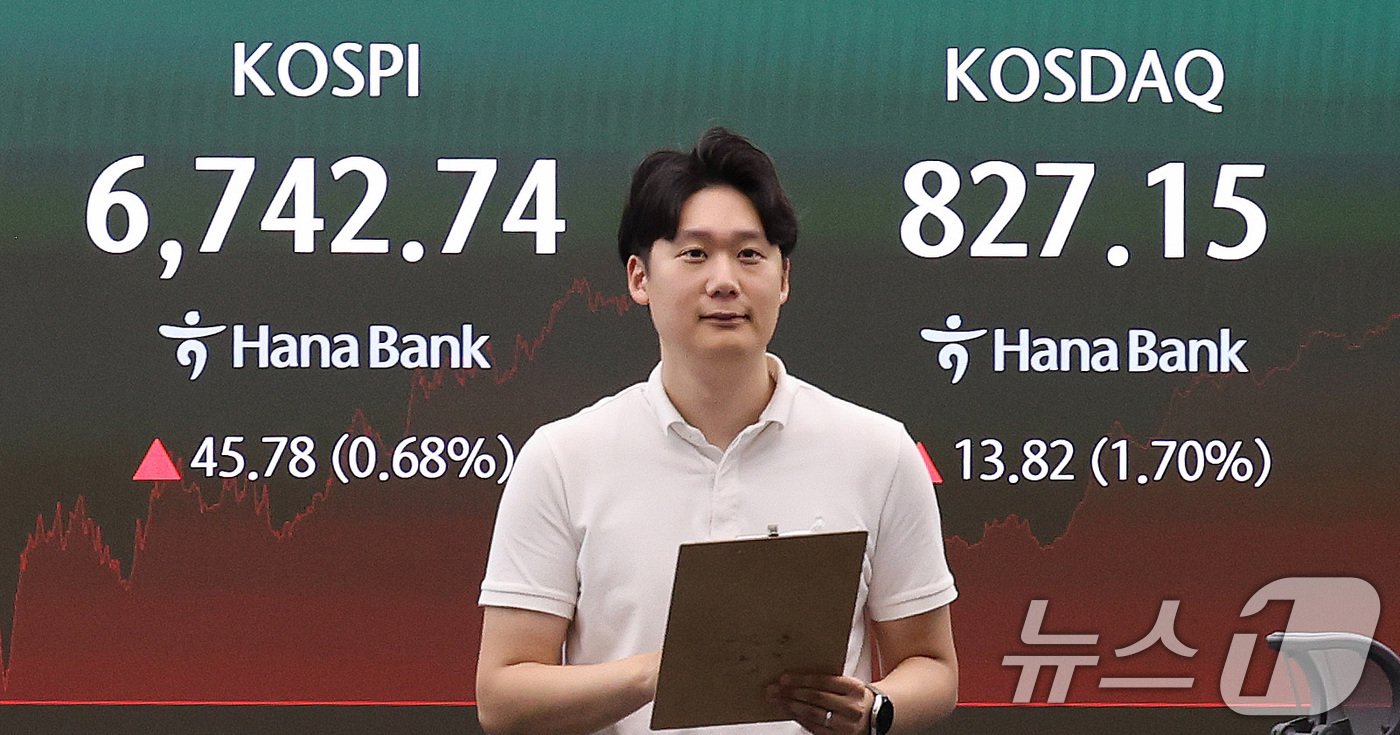 (서울=뉴스1) 박지혜 기자 = 25일 서울 중구 하나은행 딜링룸 전광판에 코스피 종가가 나오고 있다.이날 코스피는 전일 종가와 비교해 45.78포인트(p)(0.68%) 상승한 6 …