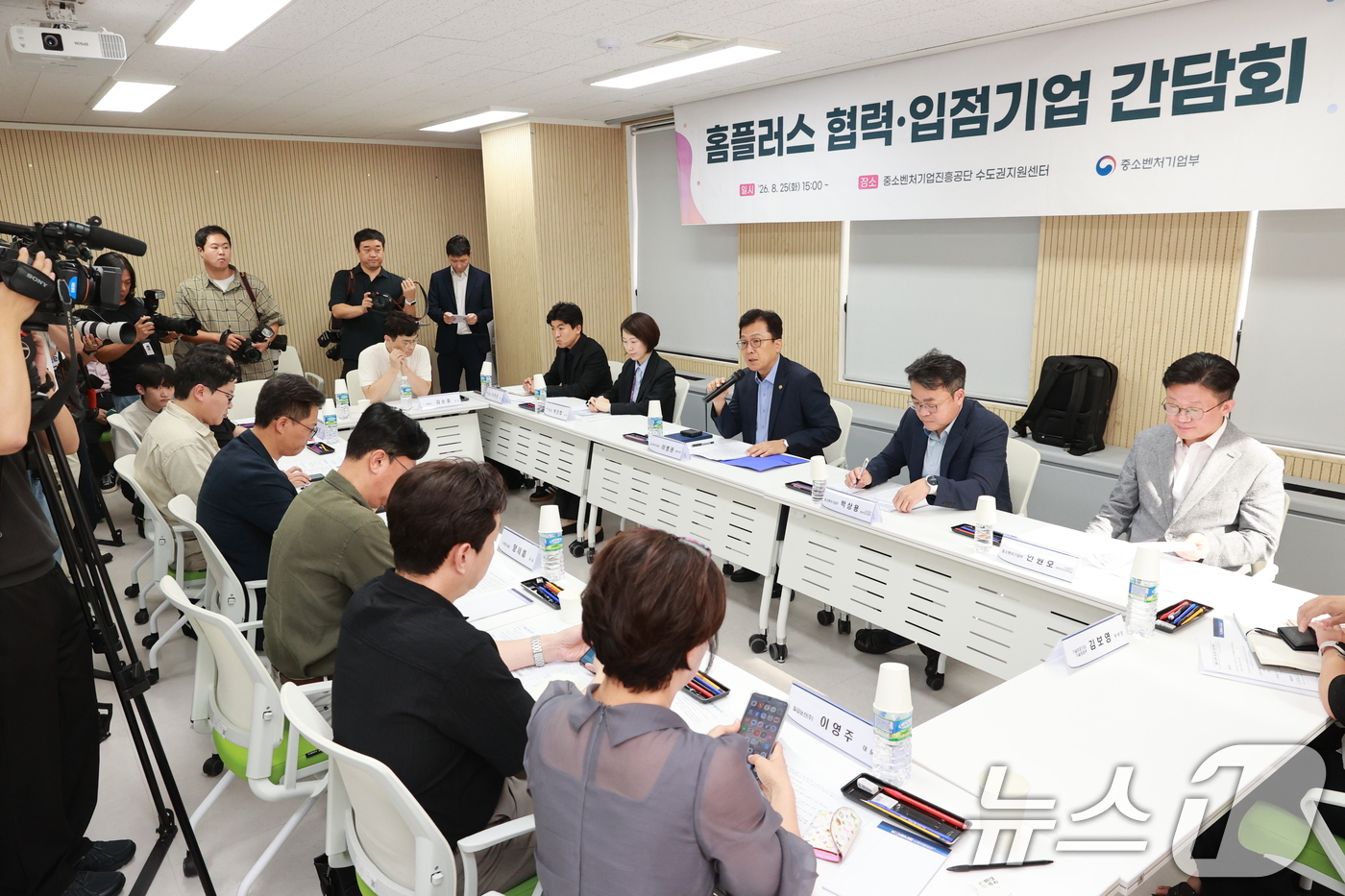 (서울=뉴스1) = 이병권 중소벤처기업부 제2차관이 25일 서울 영등포구 중소벤처기업진흥공단 수도권지원센터에서 열린 ‘홈플러스 협력·입점업체 간담회’에서 인사말을 하고 있다.  ( …