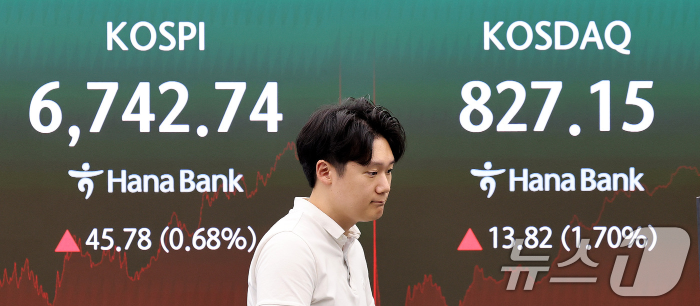 (서울=뉴스1) 박지혜 기자 = 25일 서울 중구 하나은행 딜링룸 전광판에 코스피 종가가 나오고 있다.이날 코스피는 전일 종가와 비교해 45.78포인트(p)(0.68%) 상승한 6 …