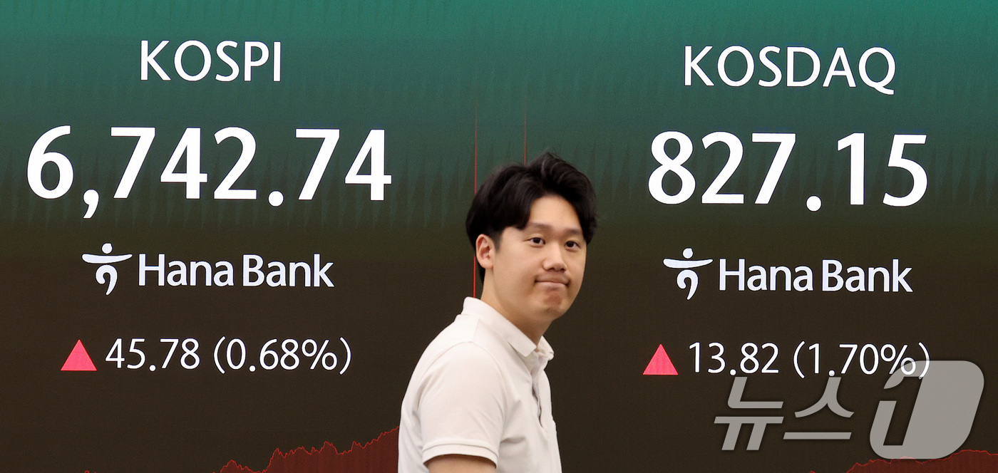 (서울=뉴스1) 박지혜 기자 = 25일 서울 중구 하나은행 딜링룸 전광판에 코스피 종가가 나오고 있다.이날 코스피는 전일 종가와 비교해 45.78포인트(p)(0.68%) 상승한 6 …