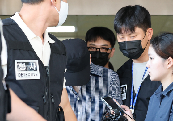 유치장 향하는 '실종사건 허위 종결' 제주 경찰관