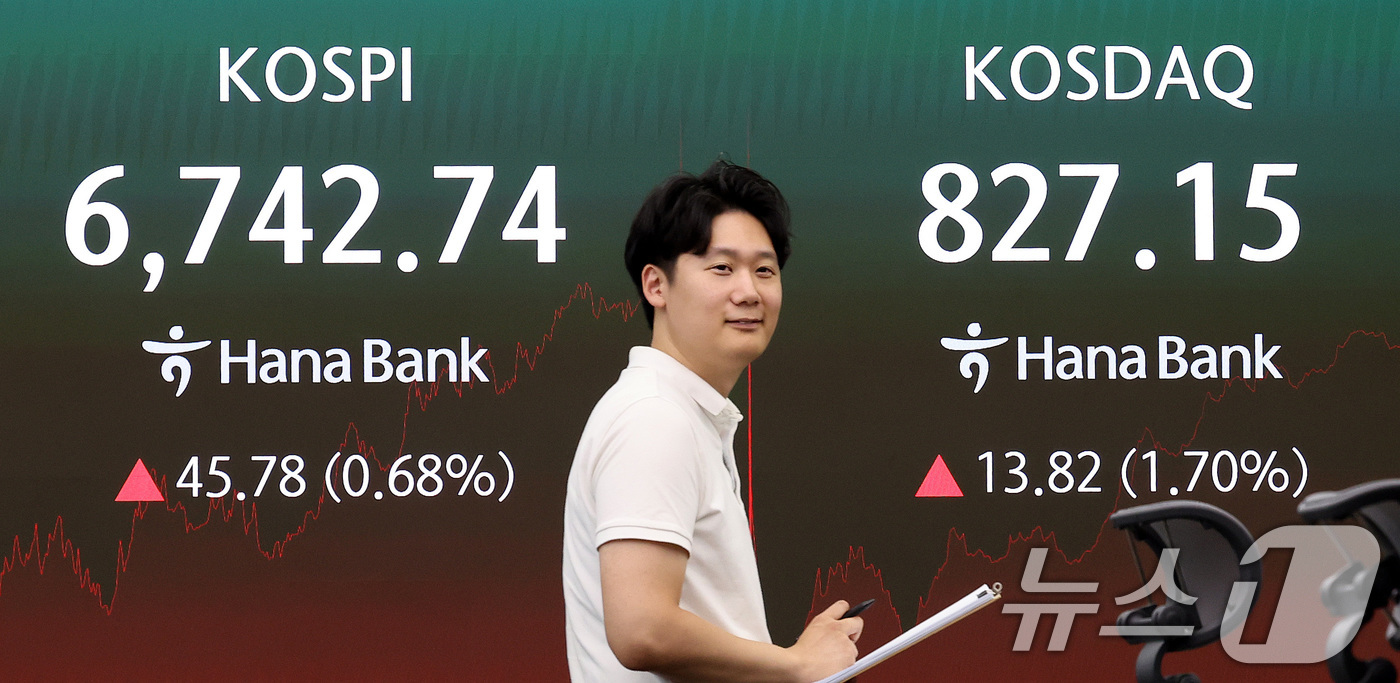 (서울=뉴스1) 박지혜 기자 = 25일 서울 중구 하나은행 딜링룸 전광판에 코스피 종가가 나오고 있다.이날 코스피는 전일 종가와 비교해 45.78포인트(p)(0.68%) 상승한 6 …